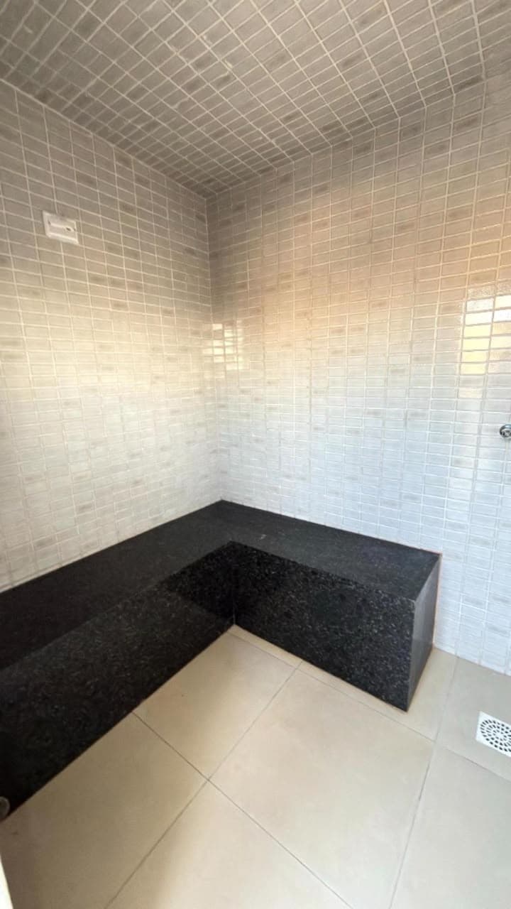 Apartamento 1Q com Sol da Manhã e Vista Livre – Região do Vaca Brava