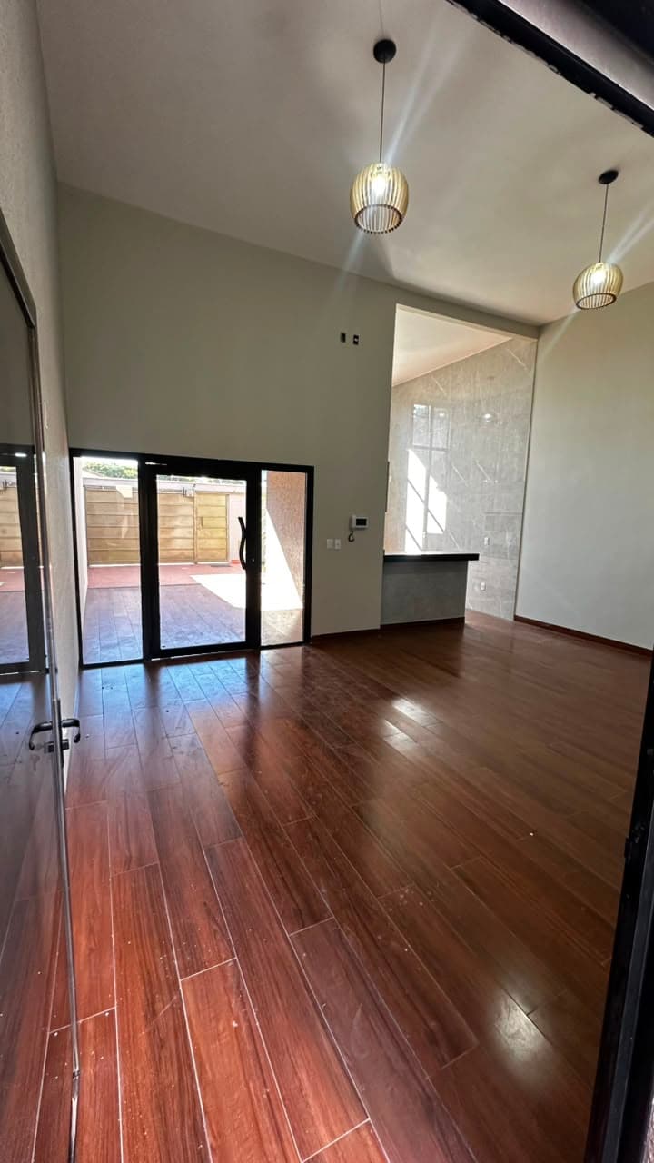 Parque Amazônia | Pé-direito Duplo, 3 Quartos 1 Suíte, Casa Nova à Venda