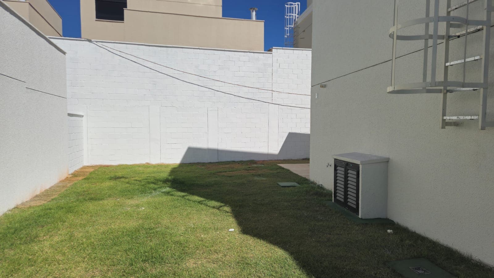Casa 3/4 em condomínio fechado - 166m² - Jardins Marselhas