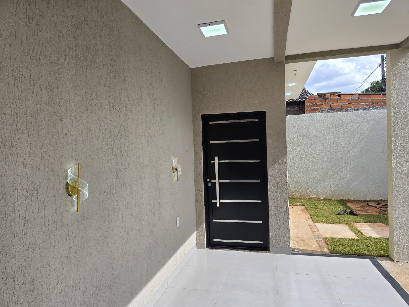 CASA NOVA À VENDA – 3 QUARTOS, 1 SUÍTE  90 m² de área construída, sozinha no Lote  - Goiânia Goias