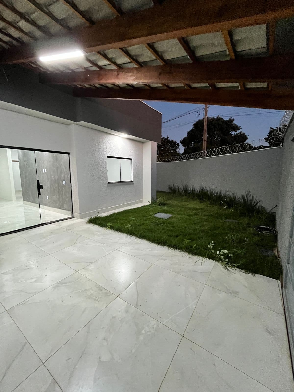 Casa de esquina com 3 quartos -Nova , nunca habitada