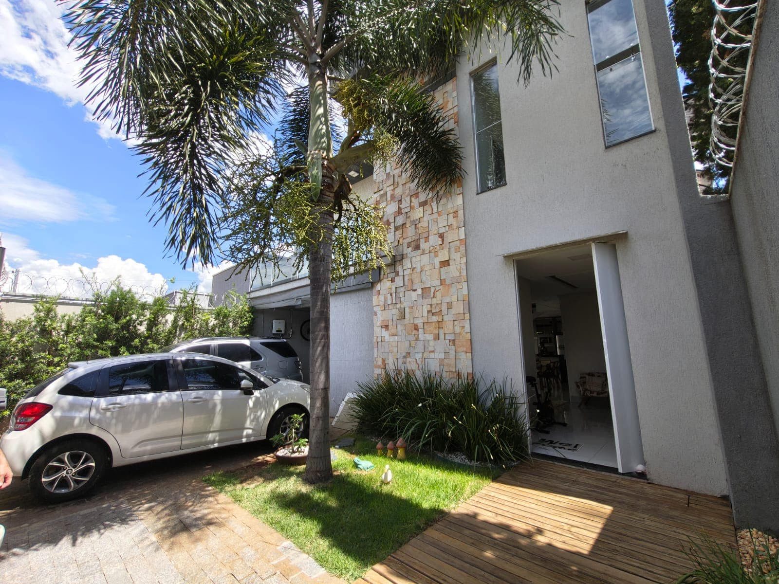 Sobrado de alto padrão no Residencial Mirante