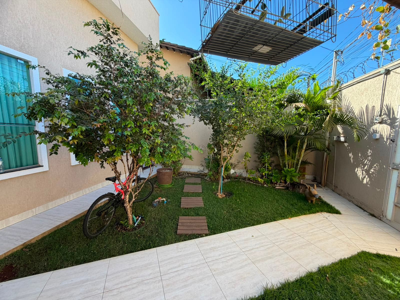 Casa Térrea 3 quartos sendo uma suíte- Lote de 360m² com piscina - 183 m² construído