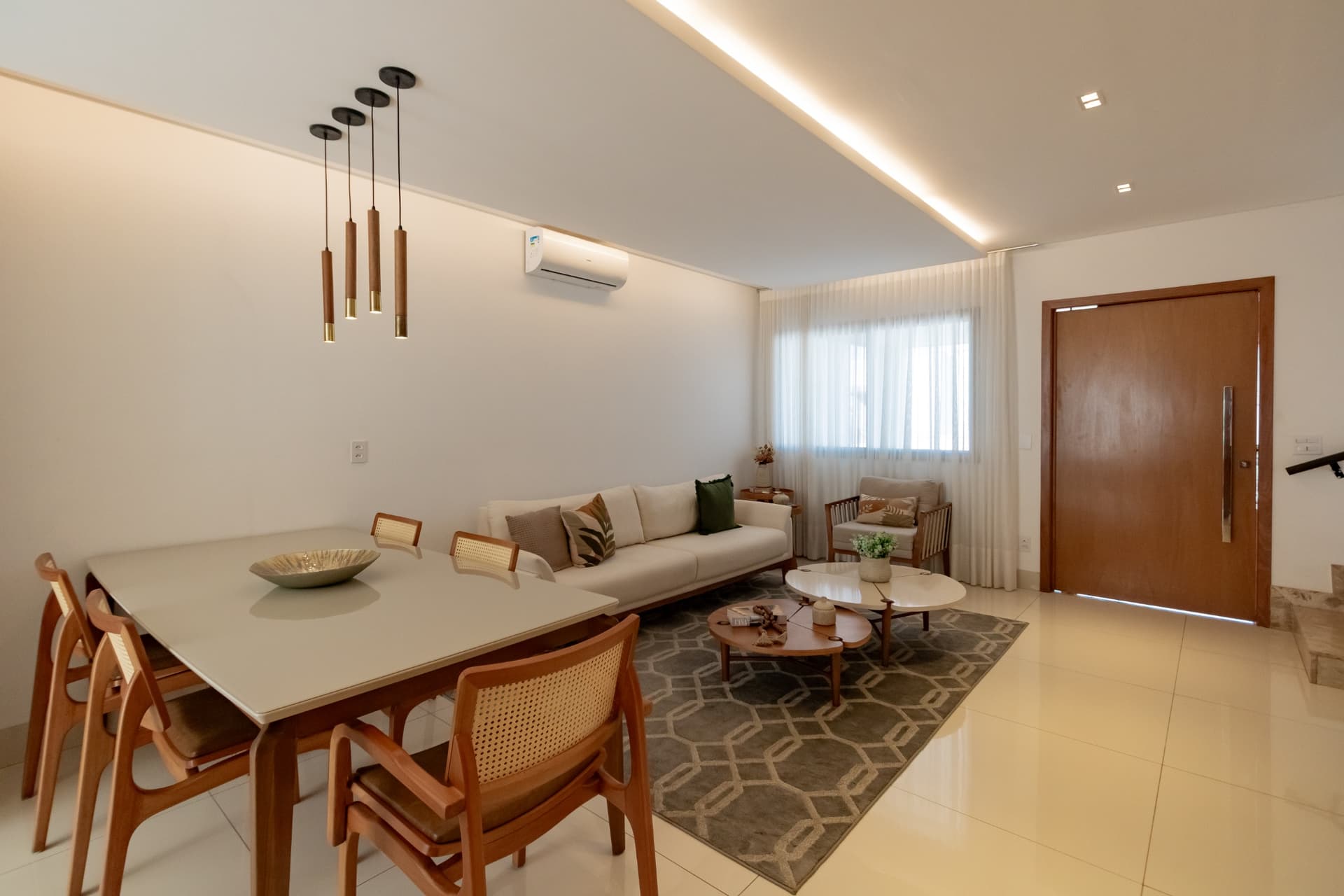 Sobrado Novo com 3 Suítes e 3 Vagas – R$ 898 Mil Alto Padrão com 3 Suítes 160 m² Aparecida Goiania