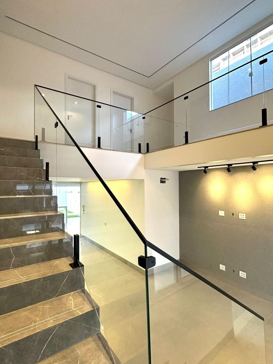 Sobrado à Venda no Setor Sudoeste com 3 Suítes 198m² e 4 Vagas, Setor Sudoeste- Goiânia