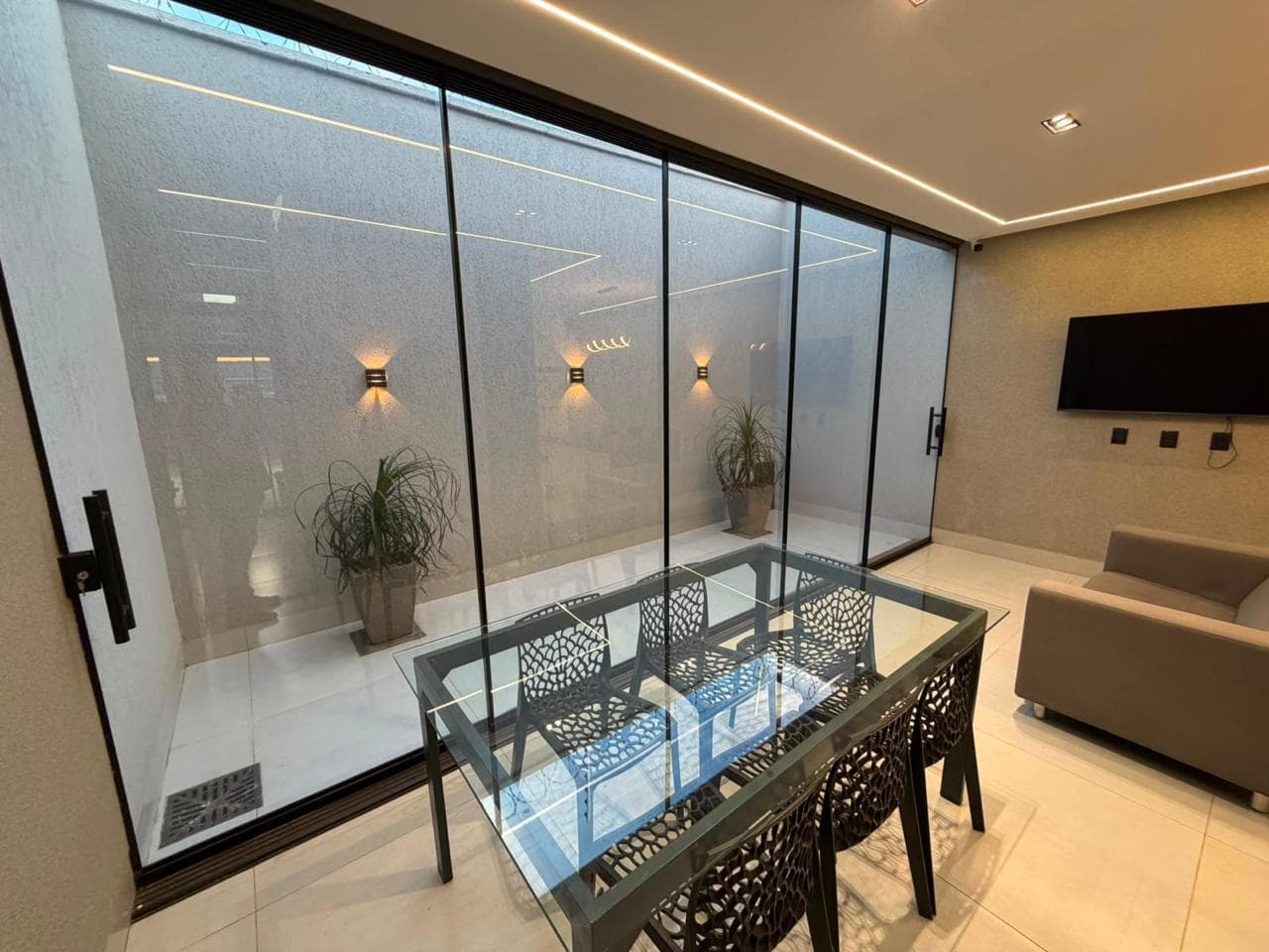 Casa à Venda no Faiçalville com 3 Quartos Uma suíte, e Área Gourmet Pé-Direito Duplo, completa em armários e com câmeras segurança- Goiania