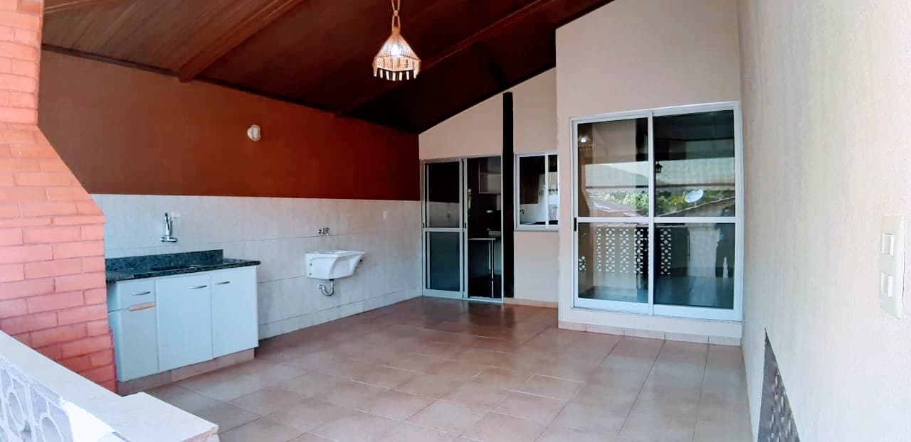 Casa em Cond Fechado 164M sendo 3 Quartos completo armários Cond Bosque privativo