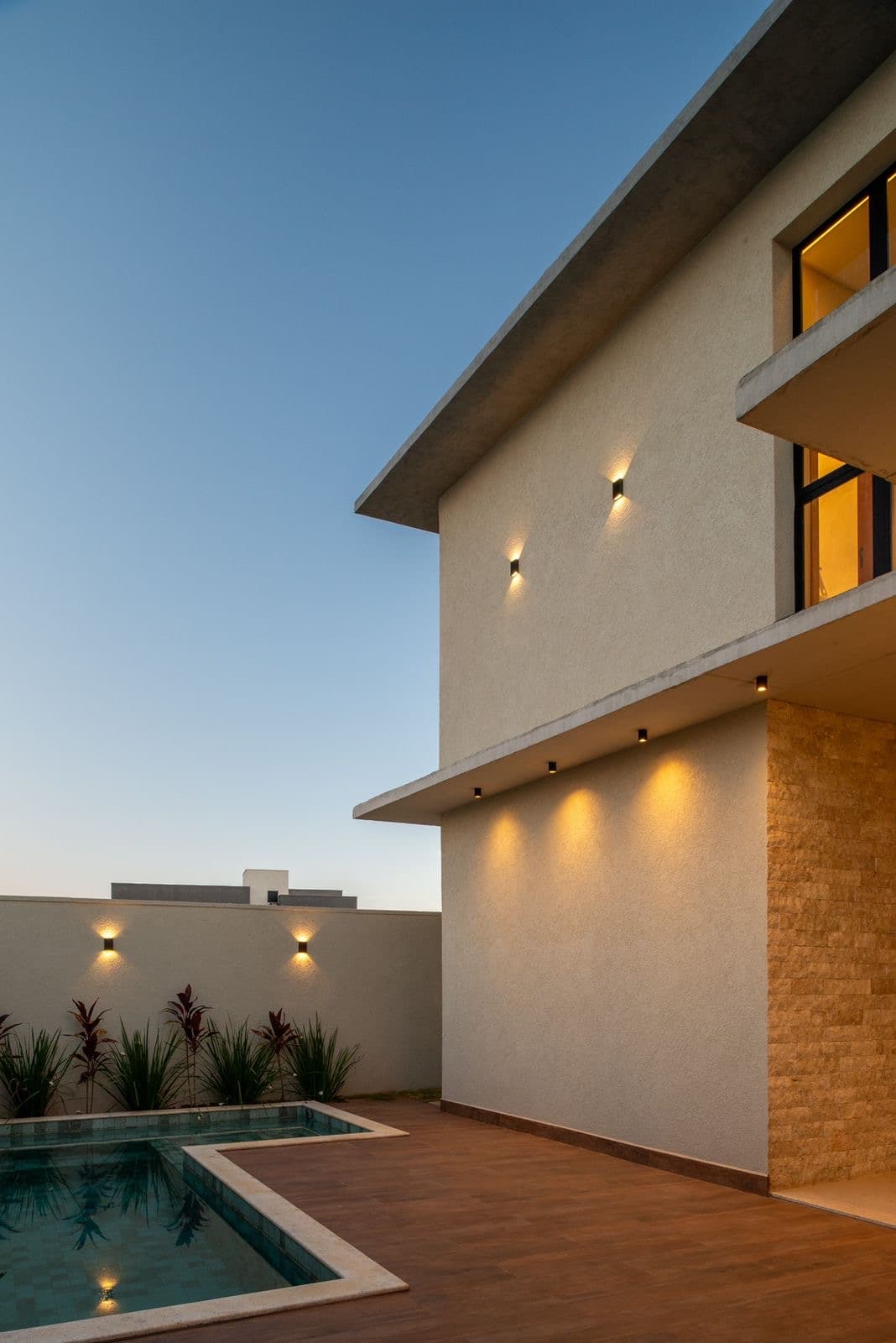 Sobrado com 4 suítes plenas, incluindo uma master com closet, Localizado no Jardins Capri, com design moderno e minimalista.