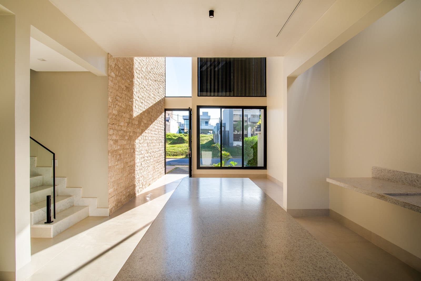 Sobrado com 4 suítes plenas, incluindo uma master com closet, Localizado no Jardins Capri, com design moderno e minimalista.