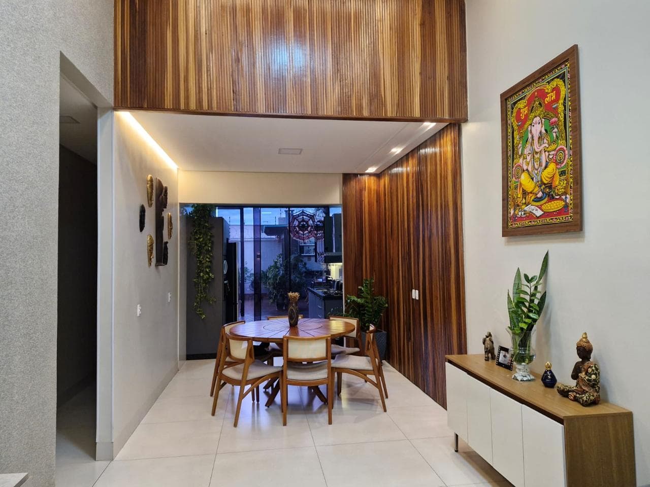 Casa Moderna com Piscina Aquecida e Pé-Direito Duplo