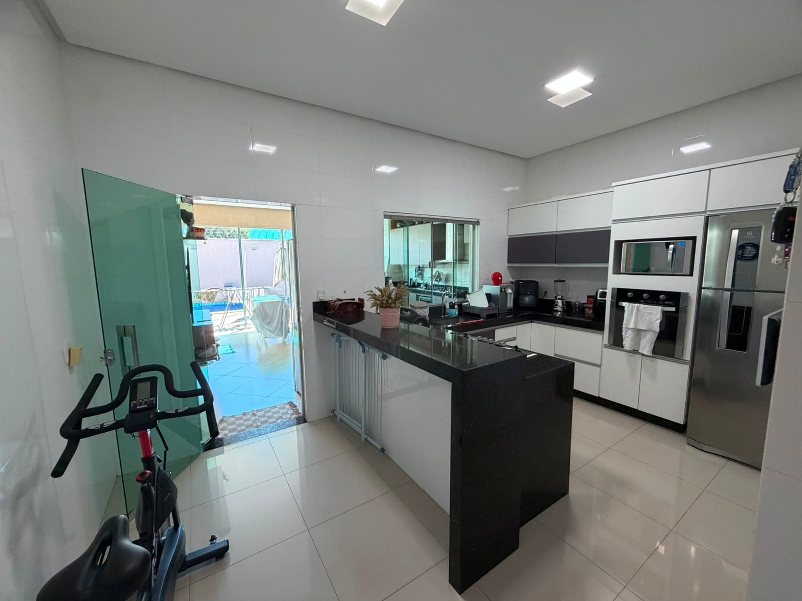 Casa Térrea 3 quartos sendo uma suíte- Lote de 360m² com piscina - 183 m² construído