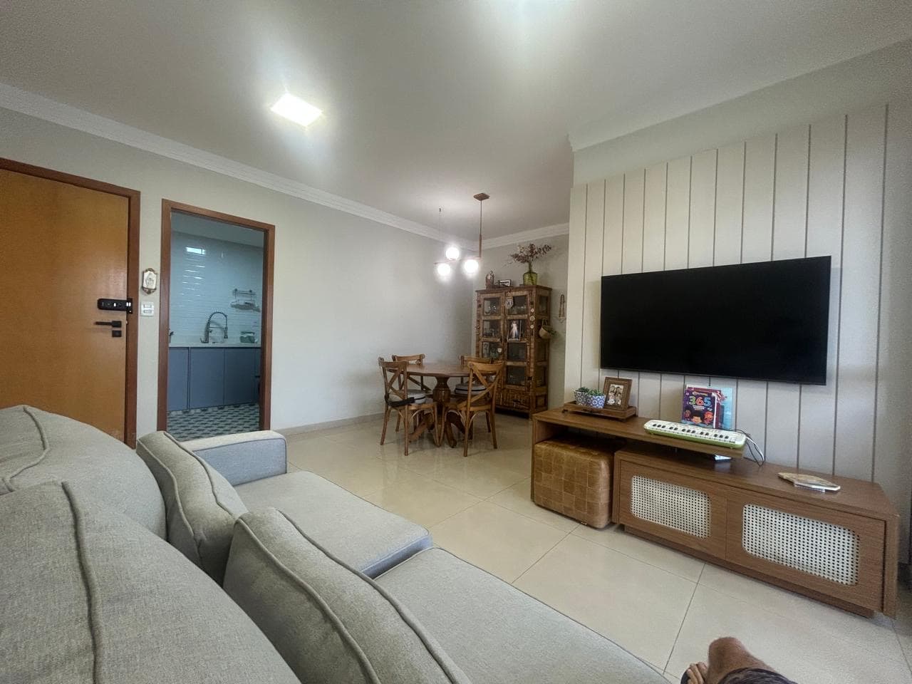 Excelente opção 3 suítes plenas com Sacada e cozinha independente unidade semi-mobiliada!