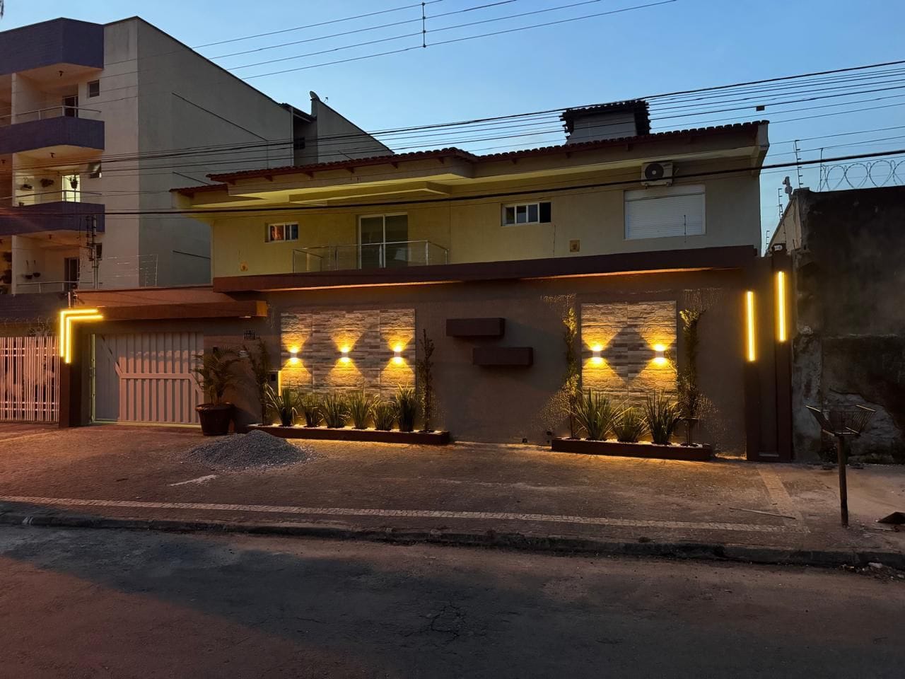 Sobrado completo no Setor Leste Universitário, ideal para quem busca espaço, conforto e localização estratégica.