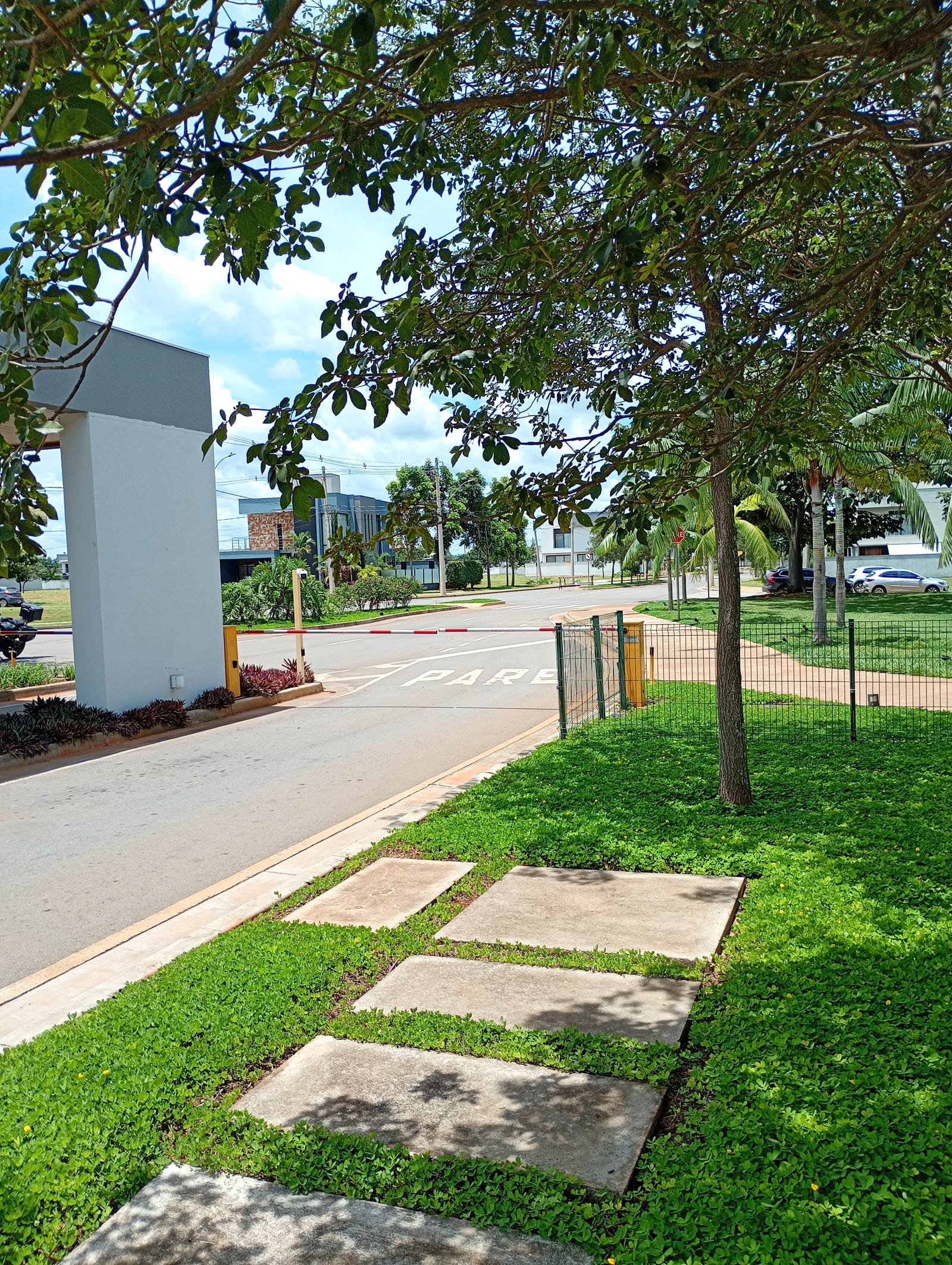 Vende lotes em condomínio fechado senador Canedo.