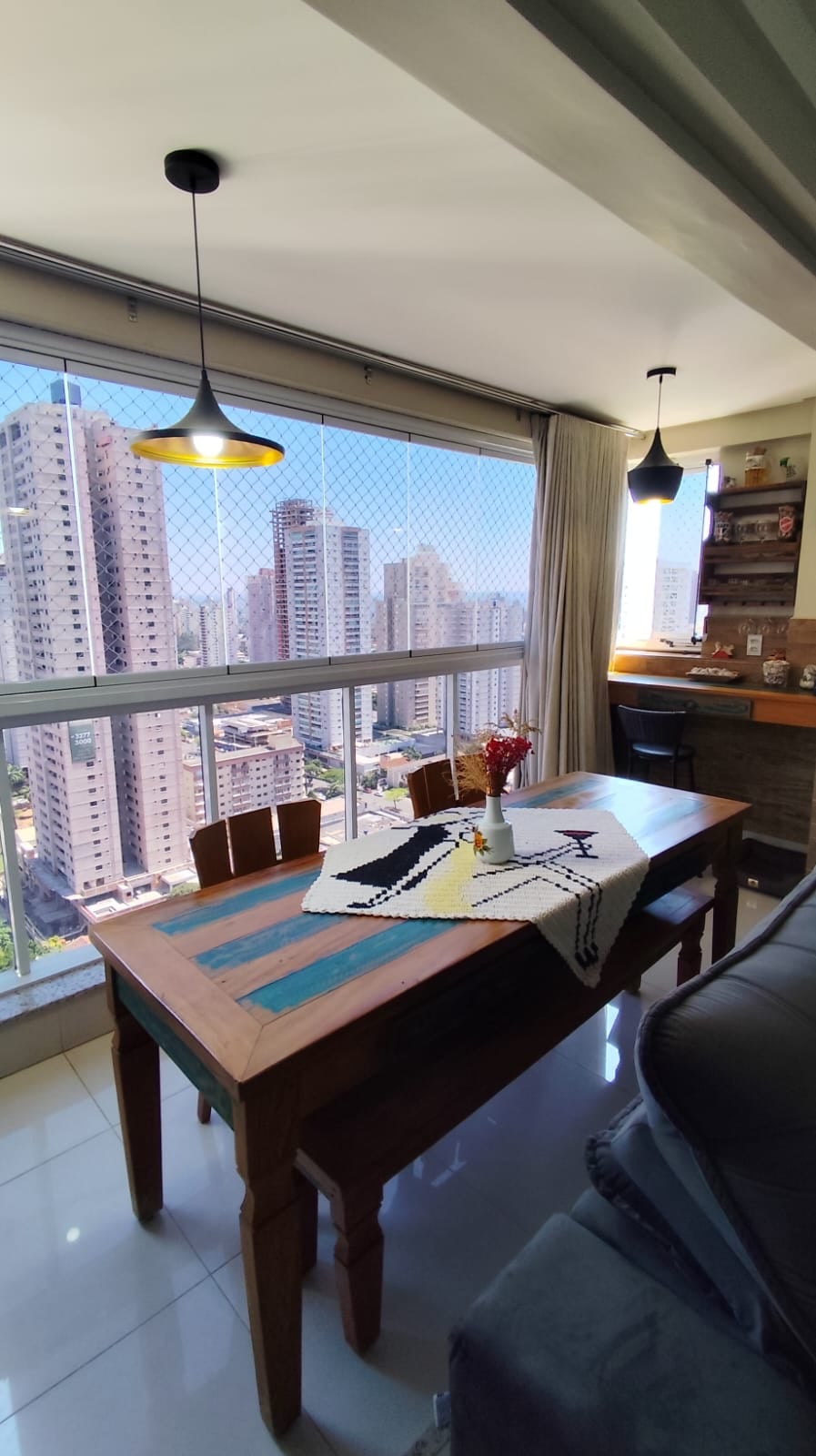 Like Bueno Apartamento com 95 mts  Com 3 suítes plenas com ar condicionado