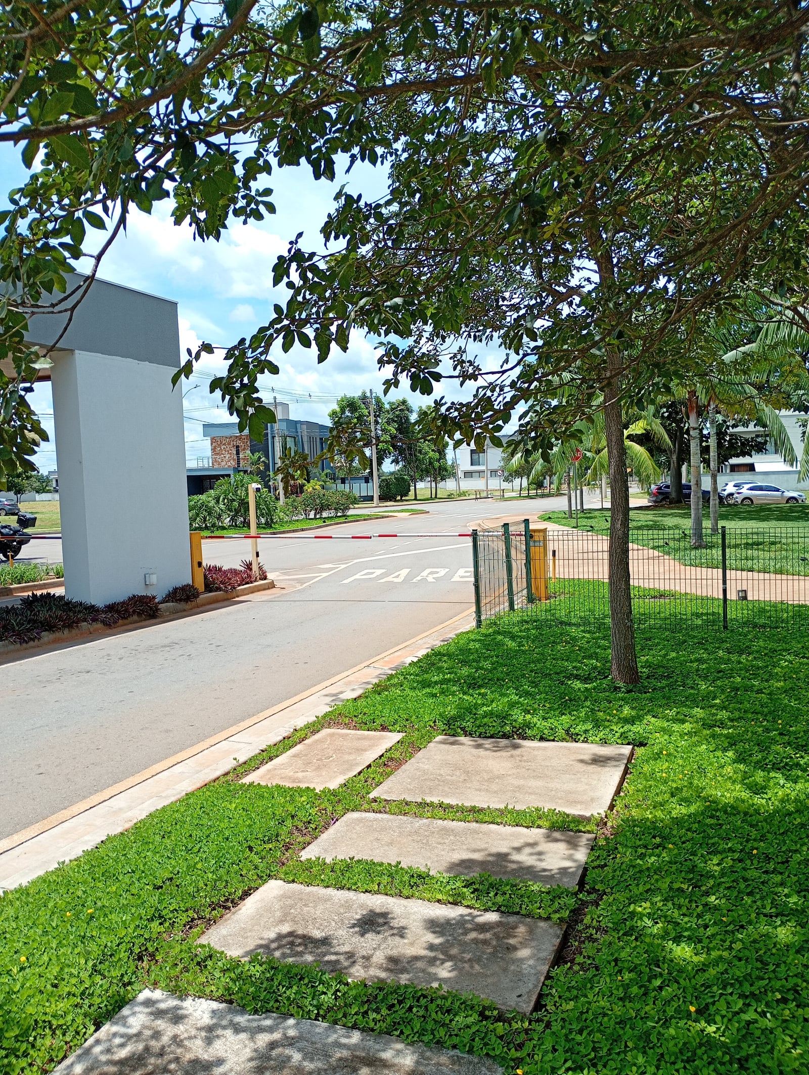 Vende lotes em condomínio fechado senador Canedo.