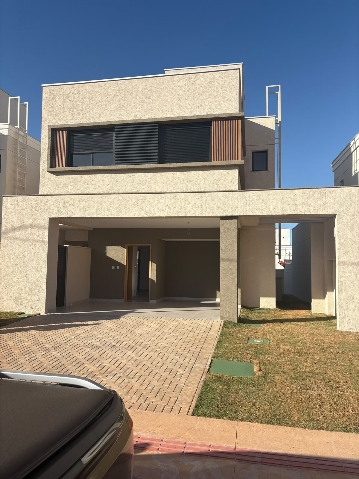 Sobrado no Residencial Jardins Lyon 3 suítes com kit gourmet – Aparecida de Goiânia