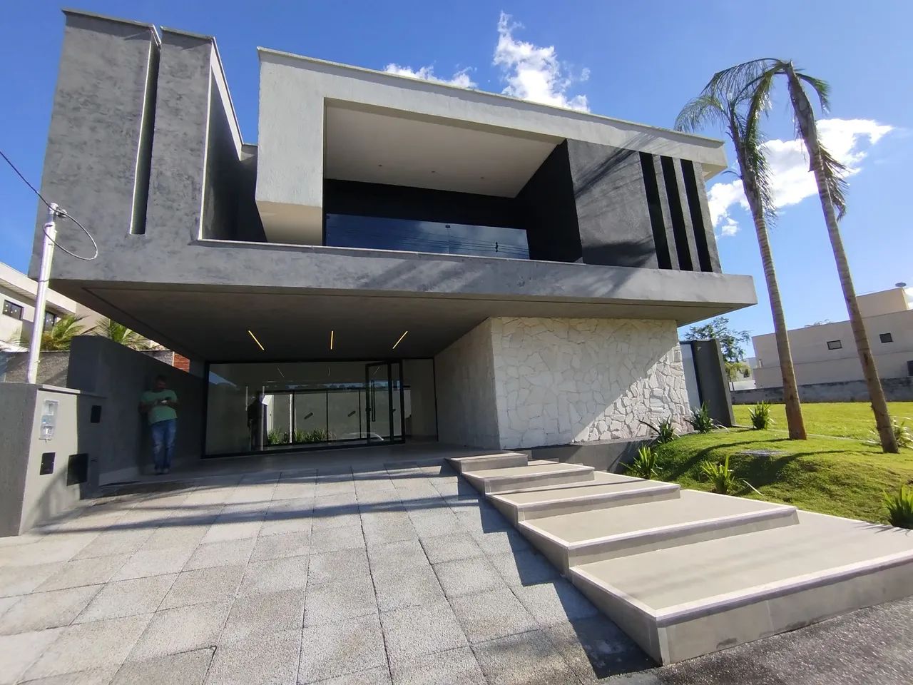 Casa Alto Padrão no Jardins Capri | 4 Quartos | 3 Suítes | Vista para Mata