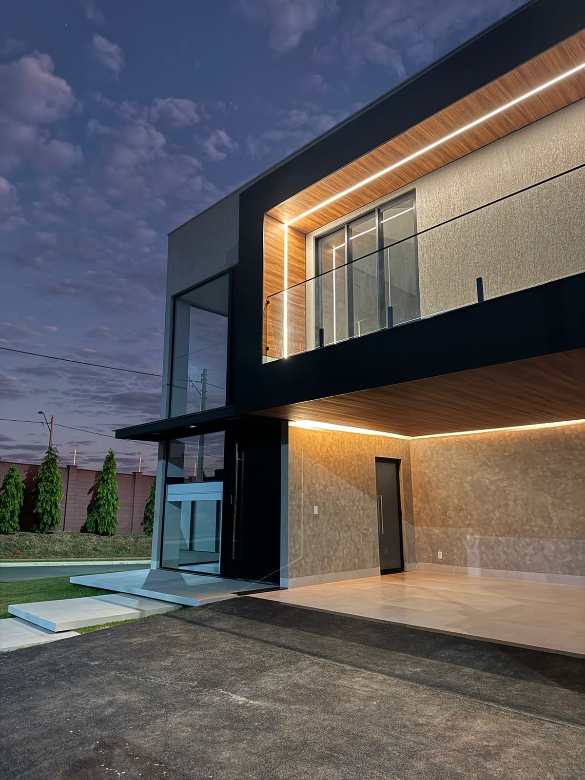 Sobrado Novo de esquina no Jardins Capri 3 suítes superior 1 suite térrea 384 metros de terreno 302 metros de área construída