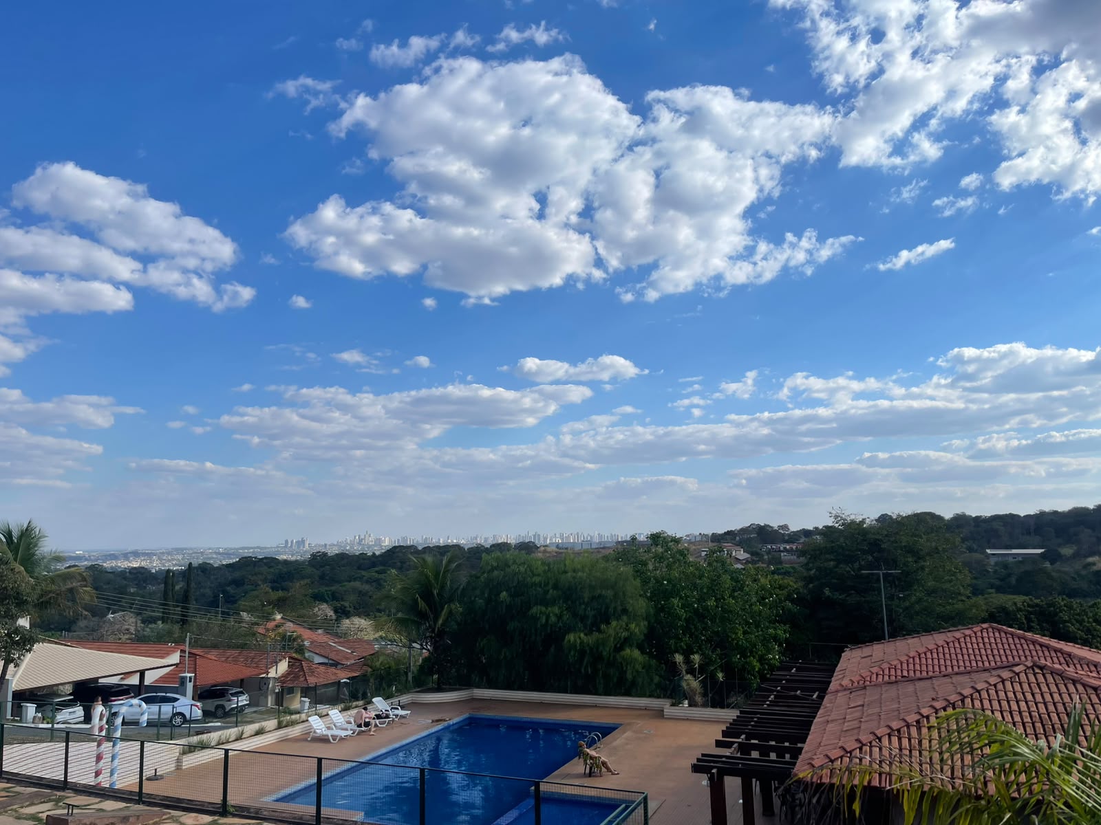 Casa Cond Fechado 3 Quartos uma suíte, cond com bosque privativo Completo armários com lazer Goiânia- Go