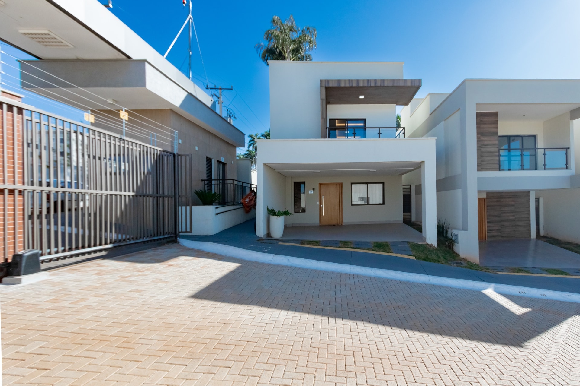 Sobrado Novo com 3 Suítes e 3 Vagas – R$ 898 Mil Alto Padrão com 3 Suítes 160 m² Aparecida Goiania