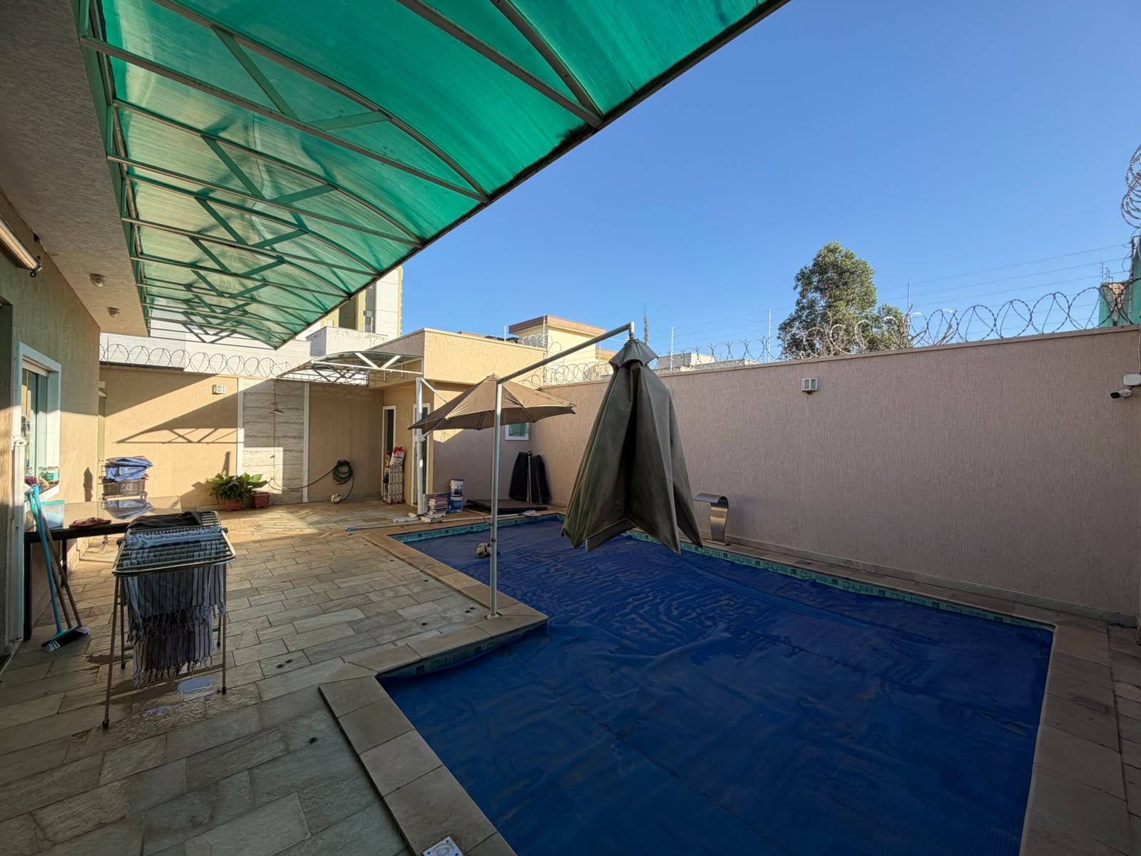 Casa Térrea 3 quartos sendo uma suíte- Lote de 360m² com piscina - 183 m² construído