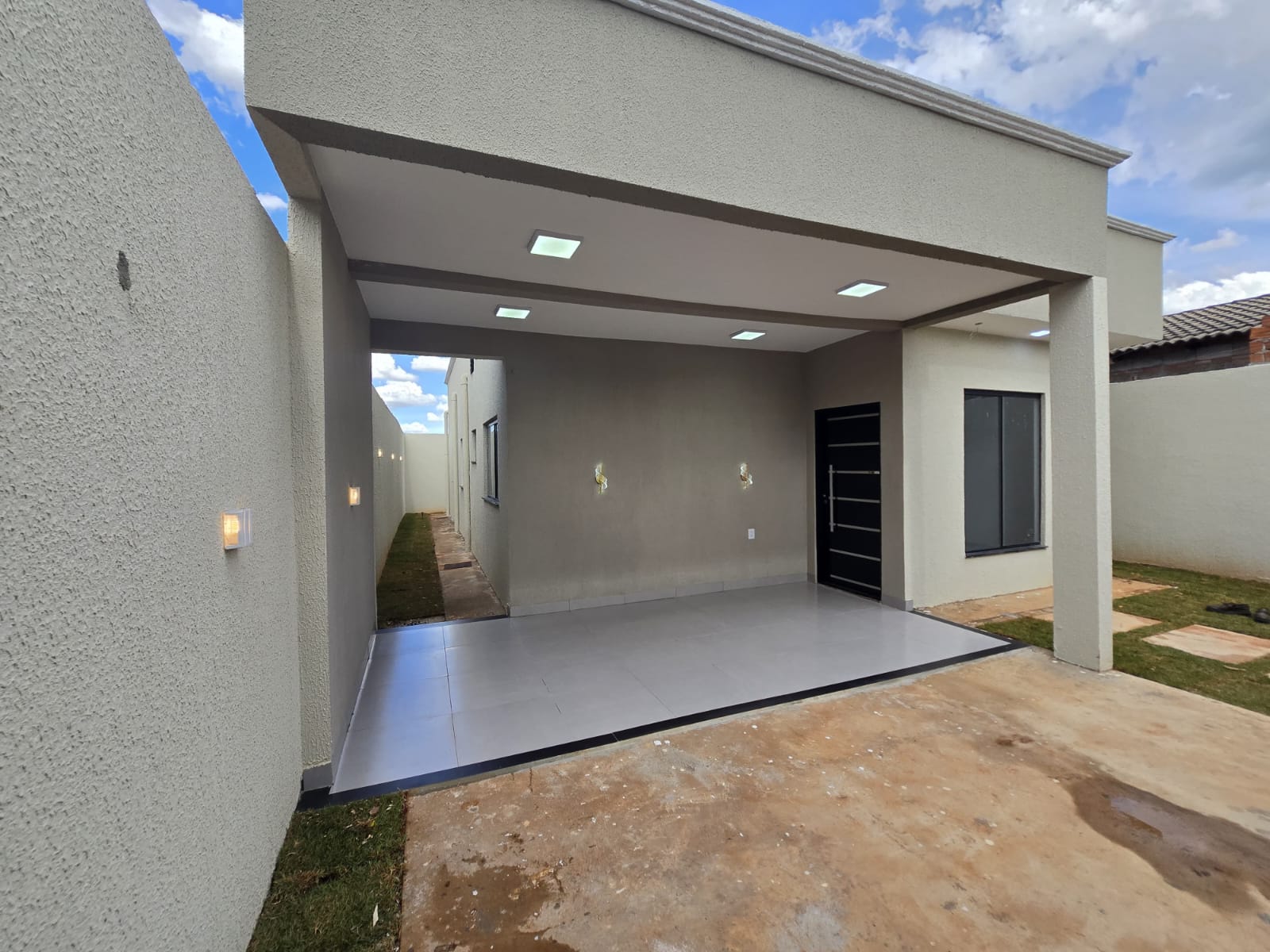 CASA NOVA À VENDA – 3 QUARTOS, 1 SUÍTE  90 m² de área construída, sozinha no Lote  - Goiânia Goias