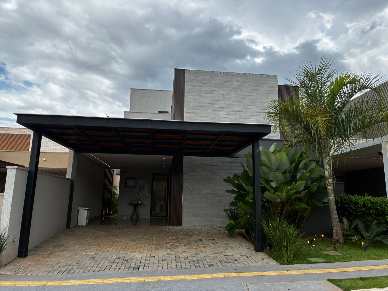 Sobrado Novo e Personalizado | 3 Quartos, Suíte e 250 m² de Lote - Venda de Ágio