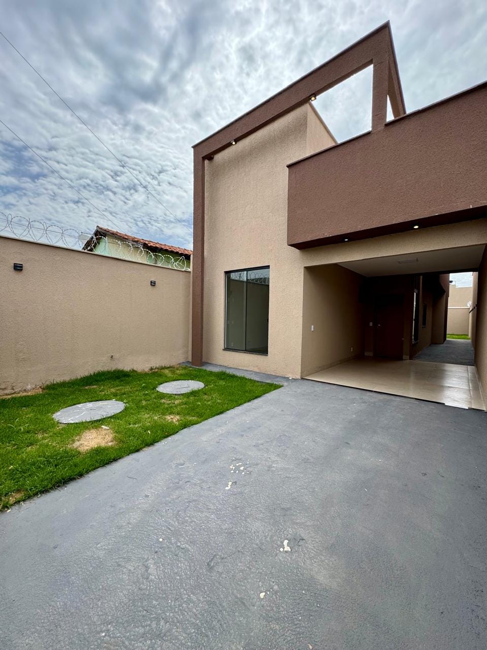 Casa nova à venda com excelente acabamento e projeto moderno.