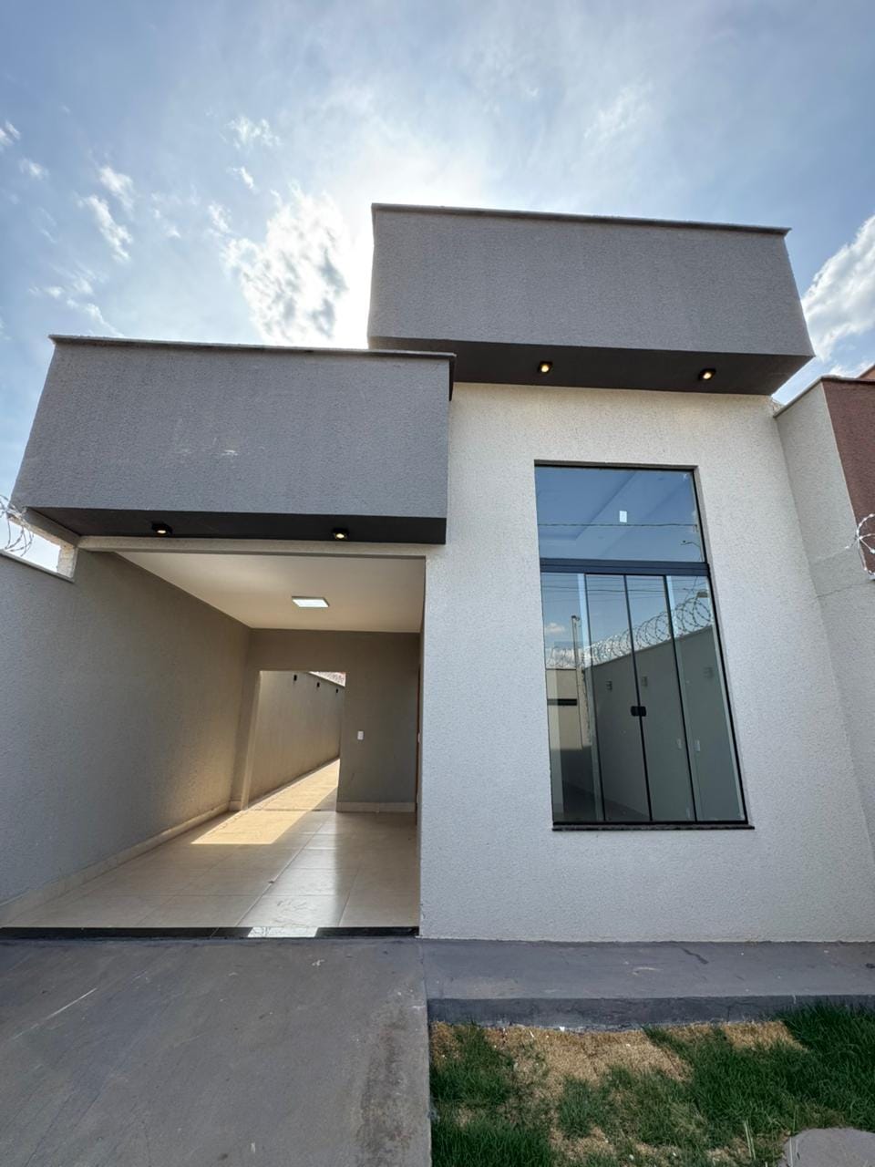 Belíssima casa com ótimo acabamento, projeto moderno e excelente avaliação