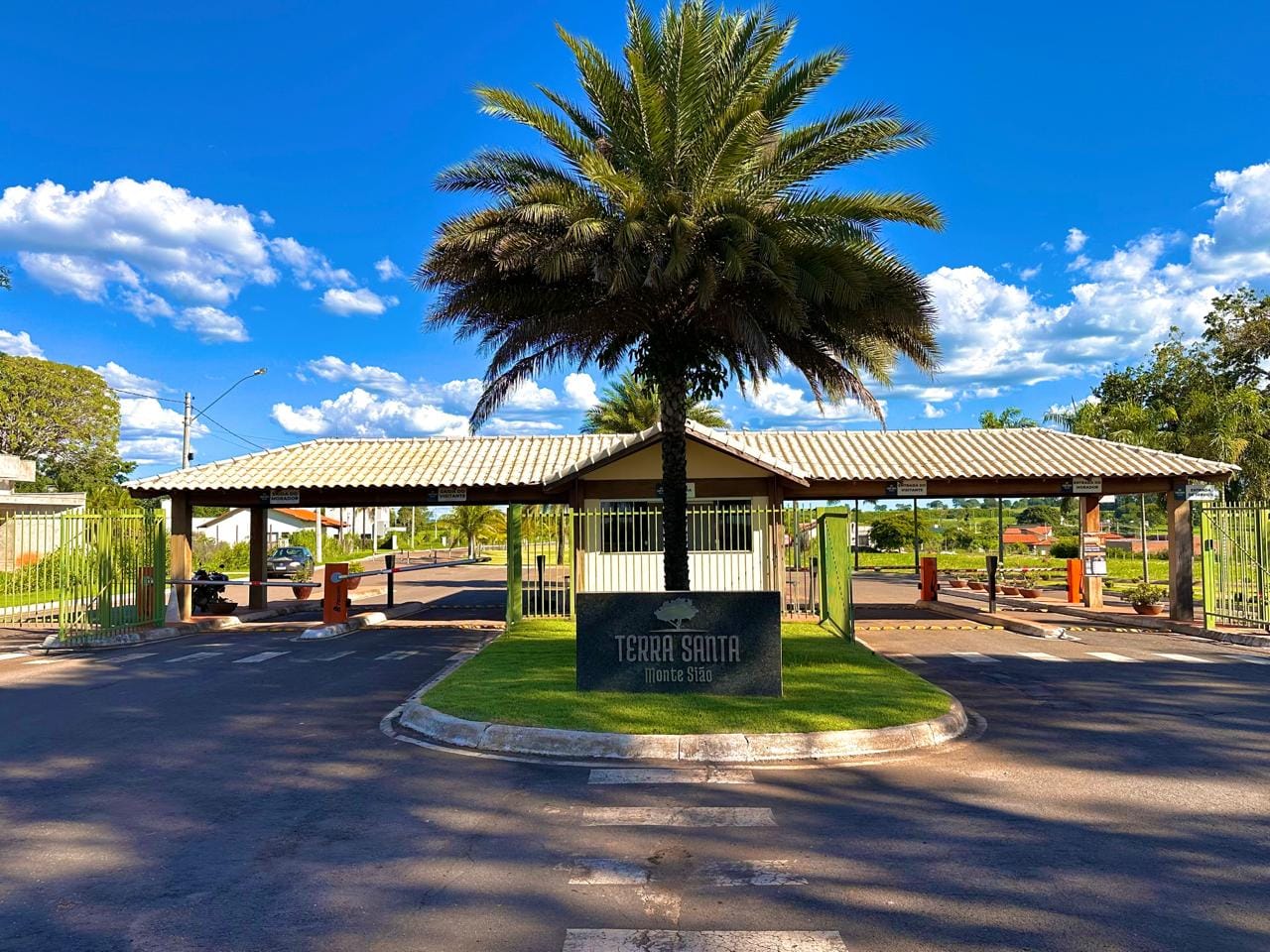 LOTE DE 1.040,57 M² NO CONDOMÍNIO MONTE SIÃO