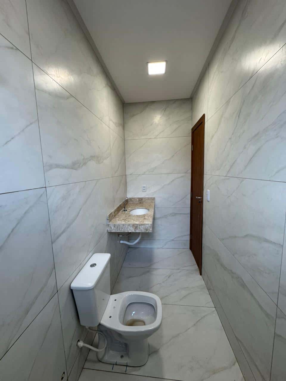 Belíssima casa com ótimo acabamento, projeto moderno e excelente avaliação