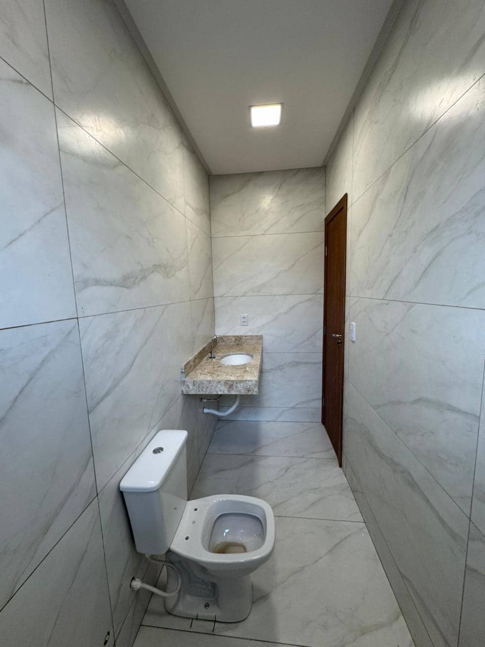 Belíssima casa com ótimo acabamento, projeto moderno e excelente avaliação