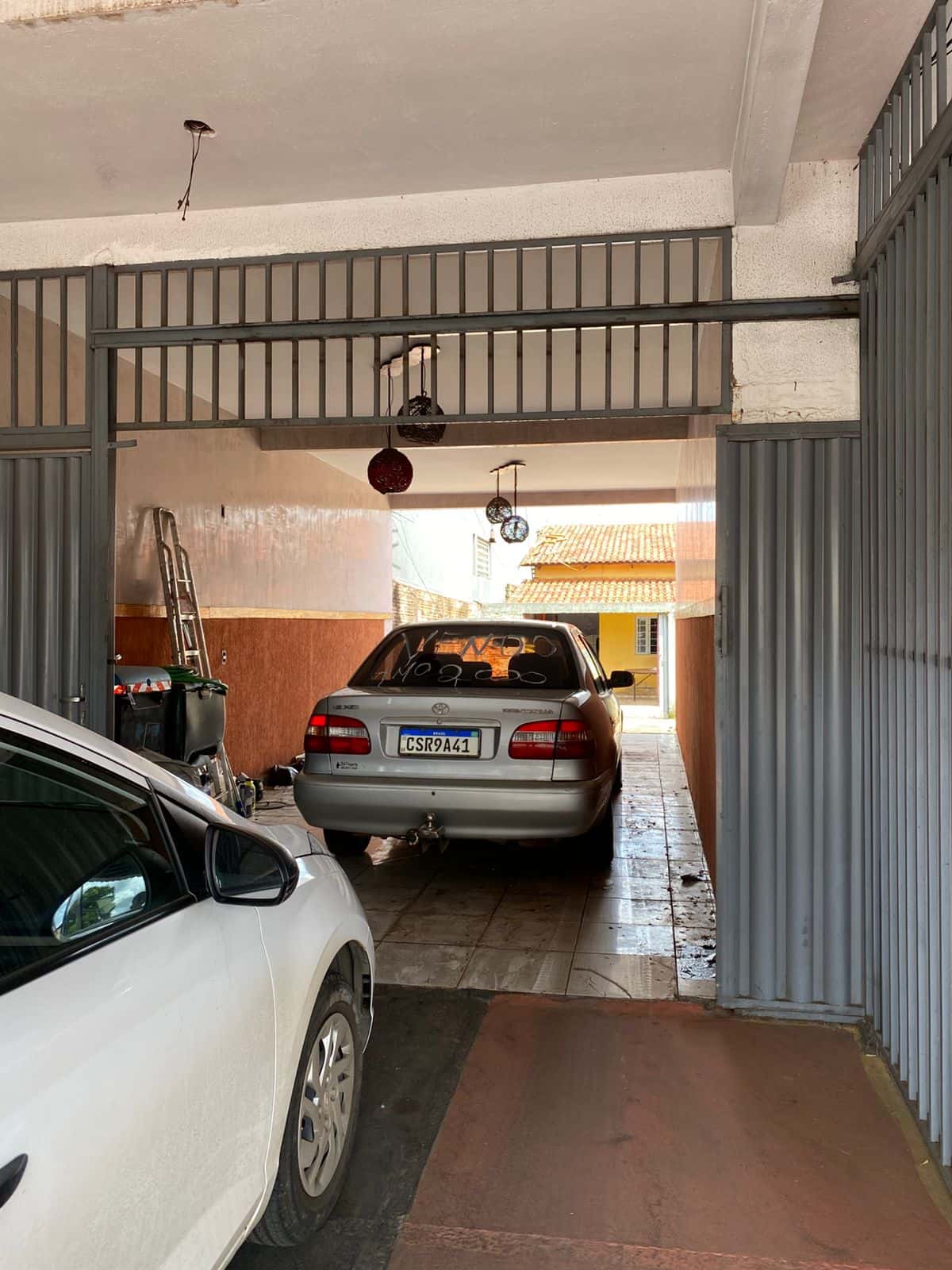 Salas comerciais com casa ao fundo