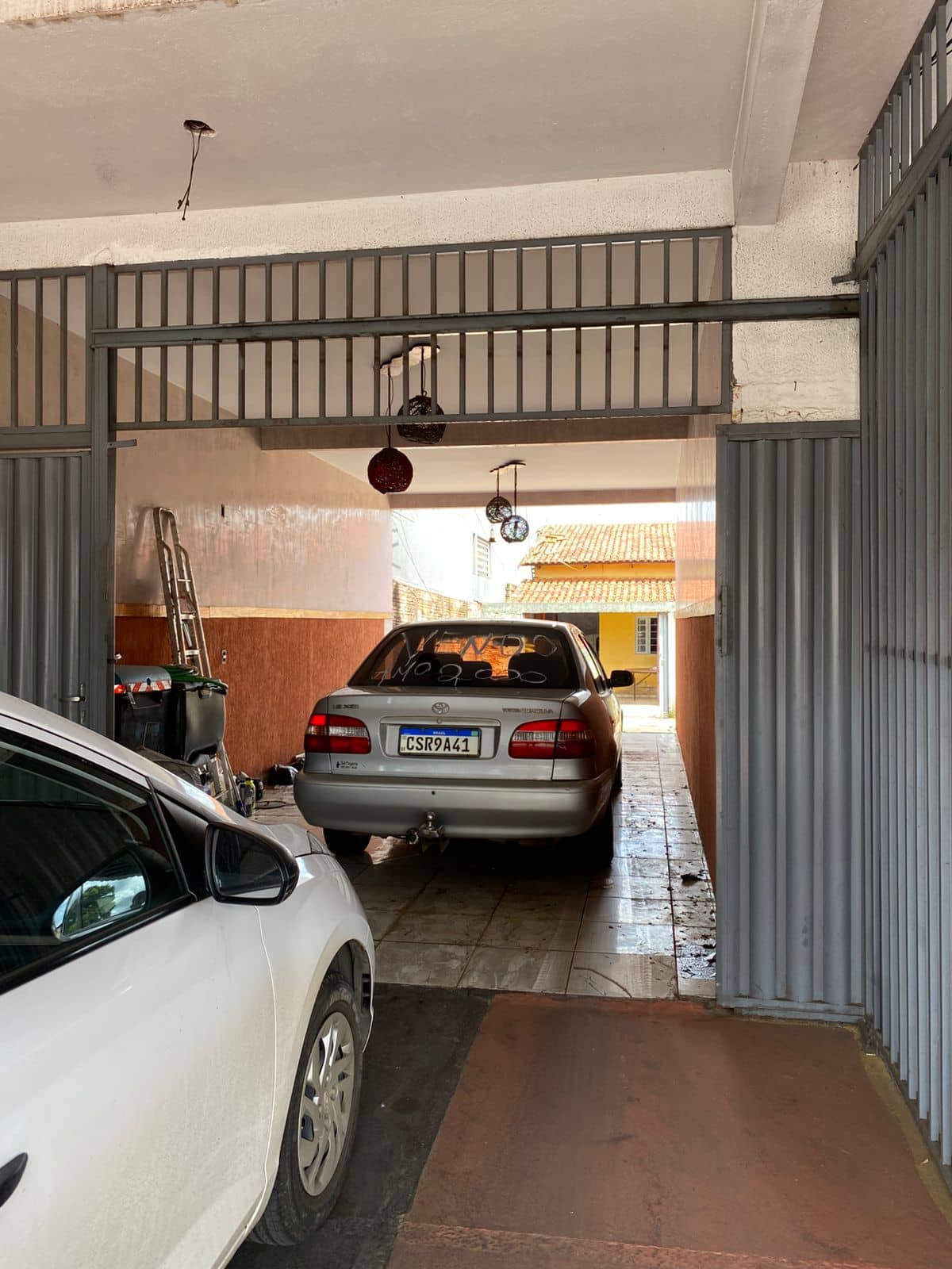 Salas comerciais com casa ao fundo