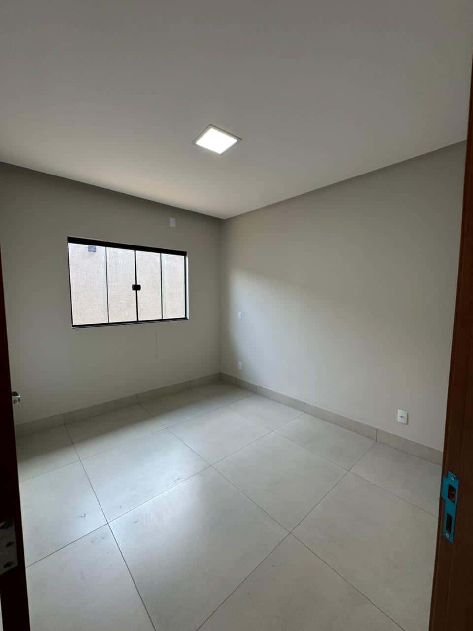 Belíssima casa com ótimo acabamento, projeto moderno e excelente avaliação