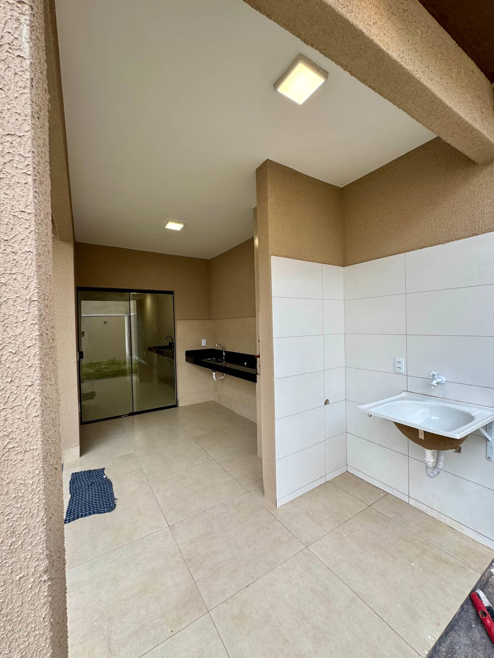 Casa nova à venda com excelente acabamento e projeto moderno.