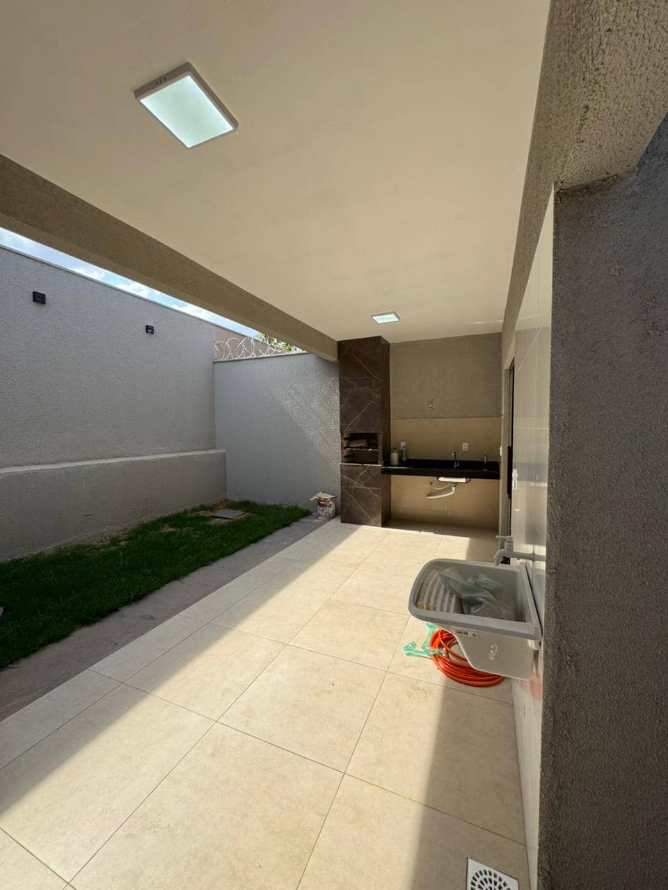 Belíssima casa com ótimo acabamento, projeto moderno e excelente avaliação