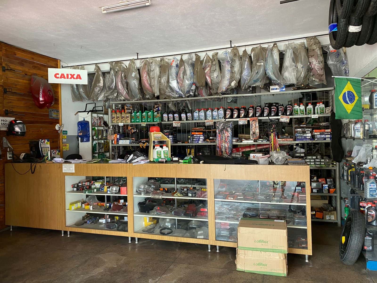 Salas comerciais com casa ao fundo