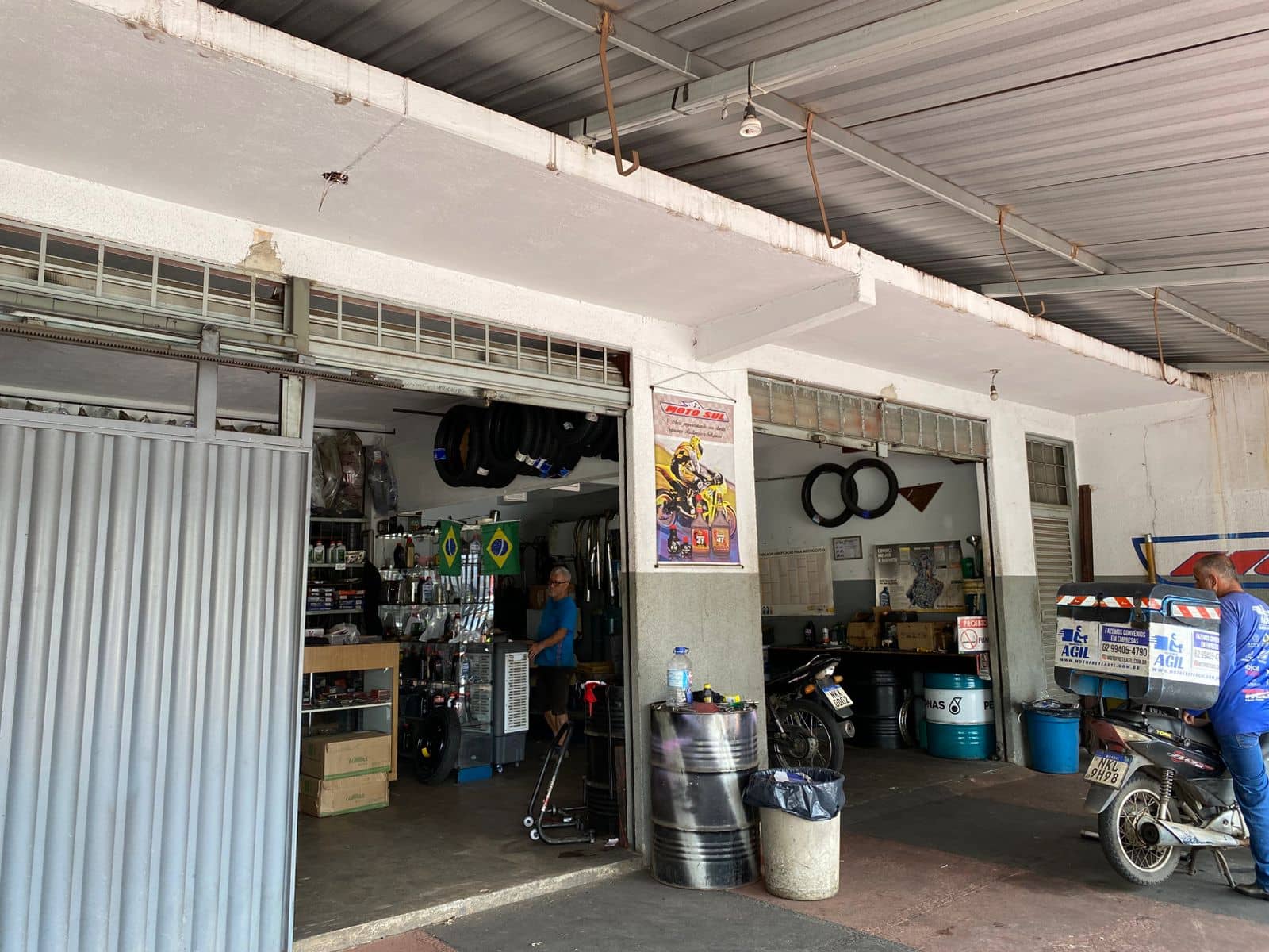 Salas comerciais com casa ao fundo