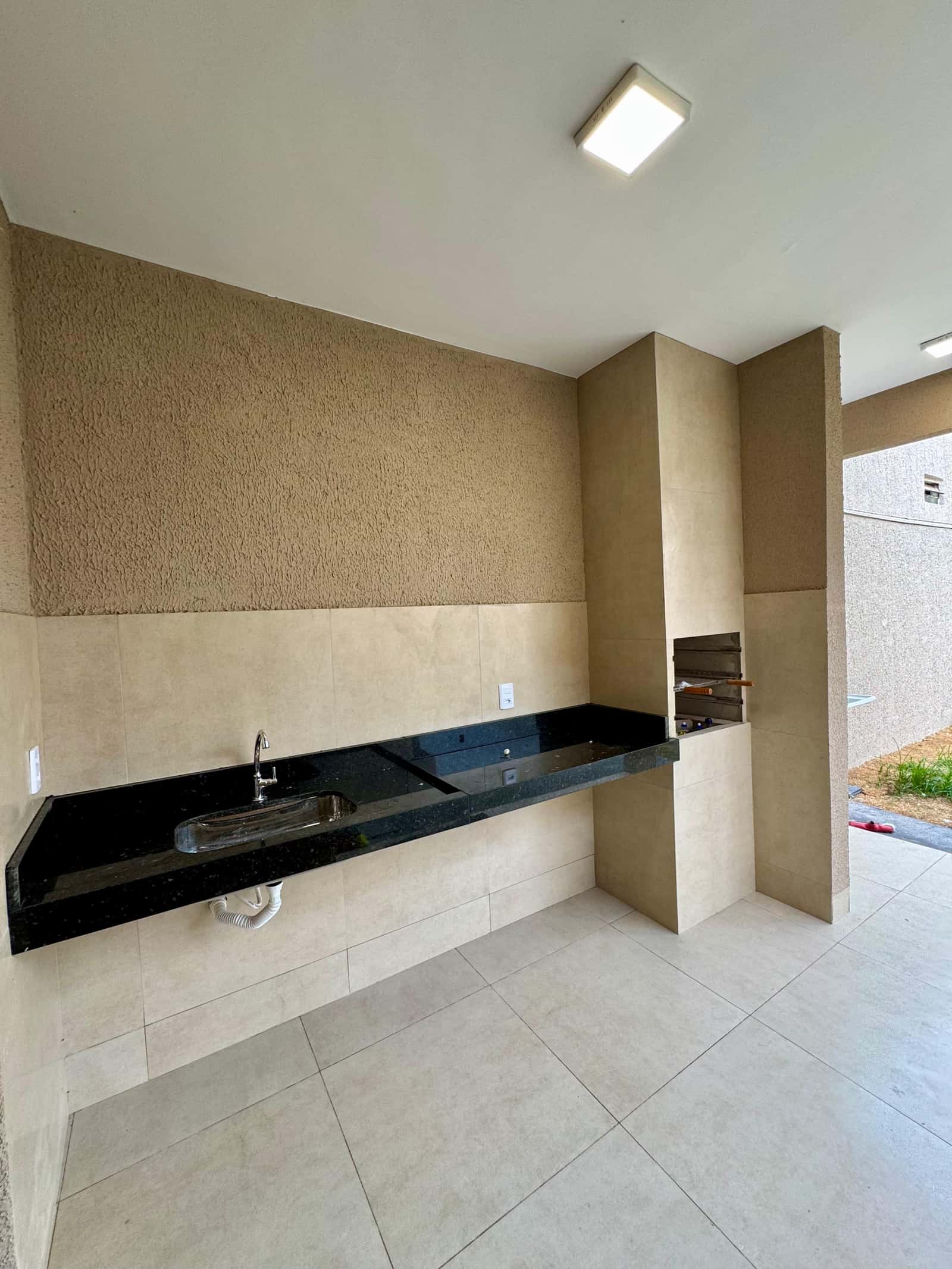 Casa nova à venda com excelente acabamento e projeto moderno.