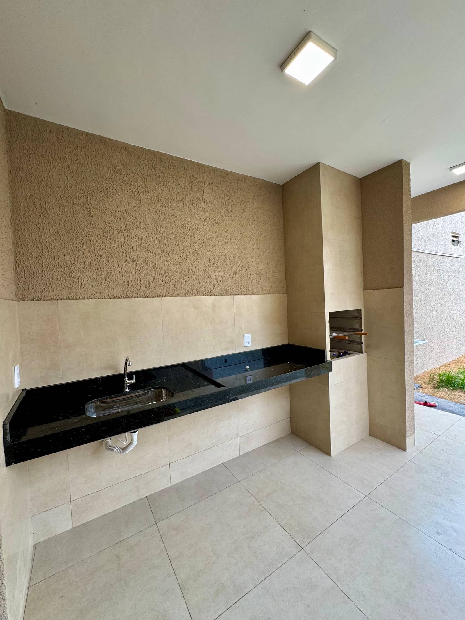 Casa nova à venda com excelente acabamento e projeto moderno.