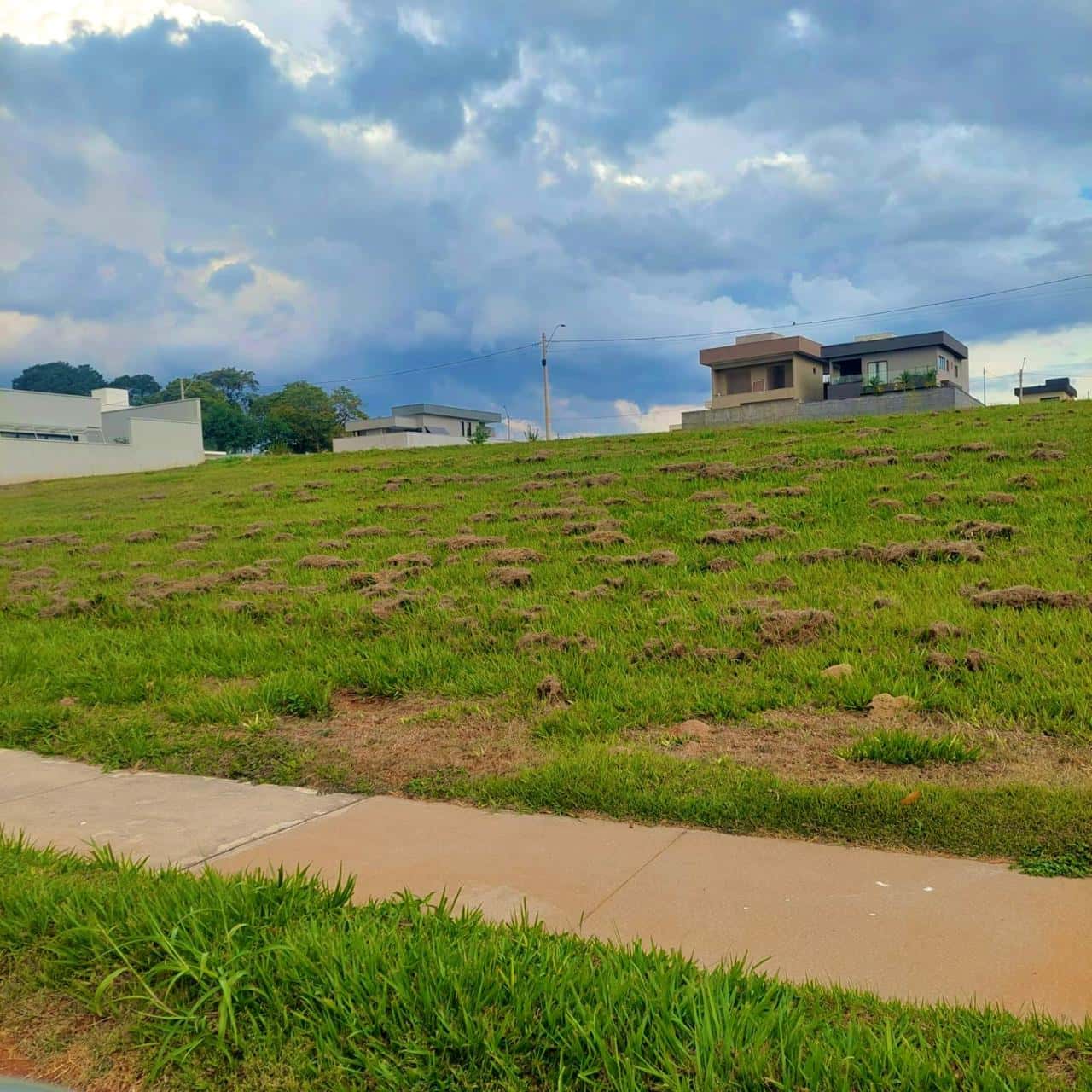 LOTE DE 299 M² NO CONDOMÍNIO PARQUEVILLE QUARESMEIRA