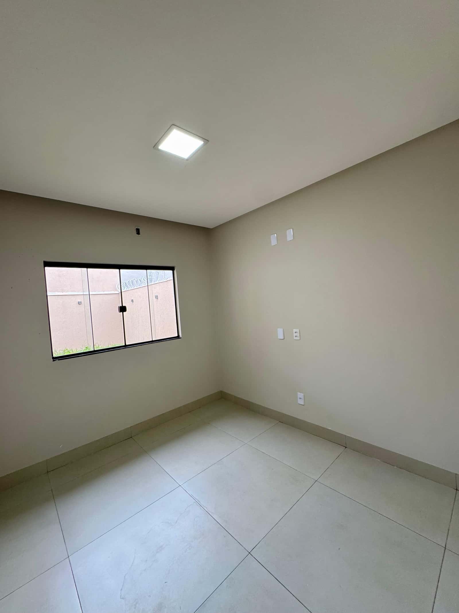Casa nova à venda com excelente acabamento e projeto moderno.