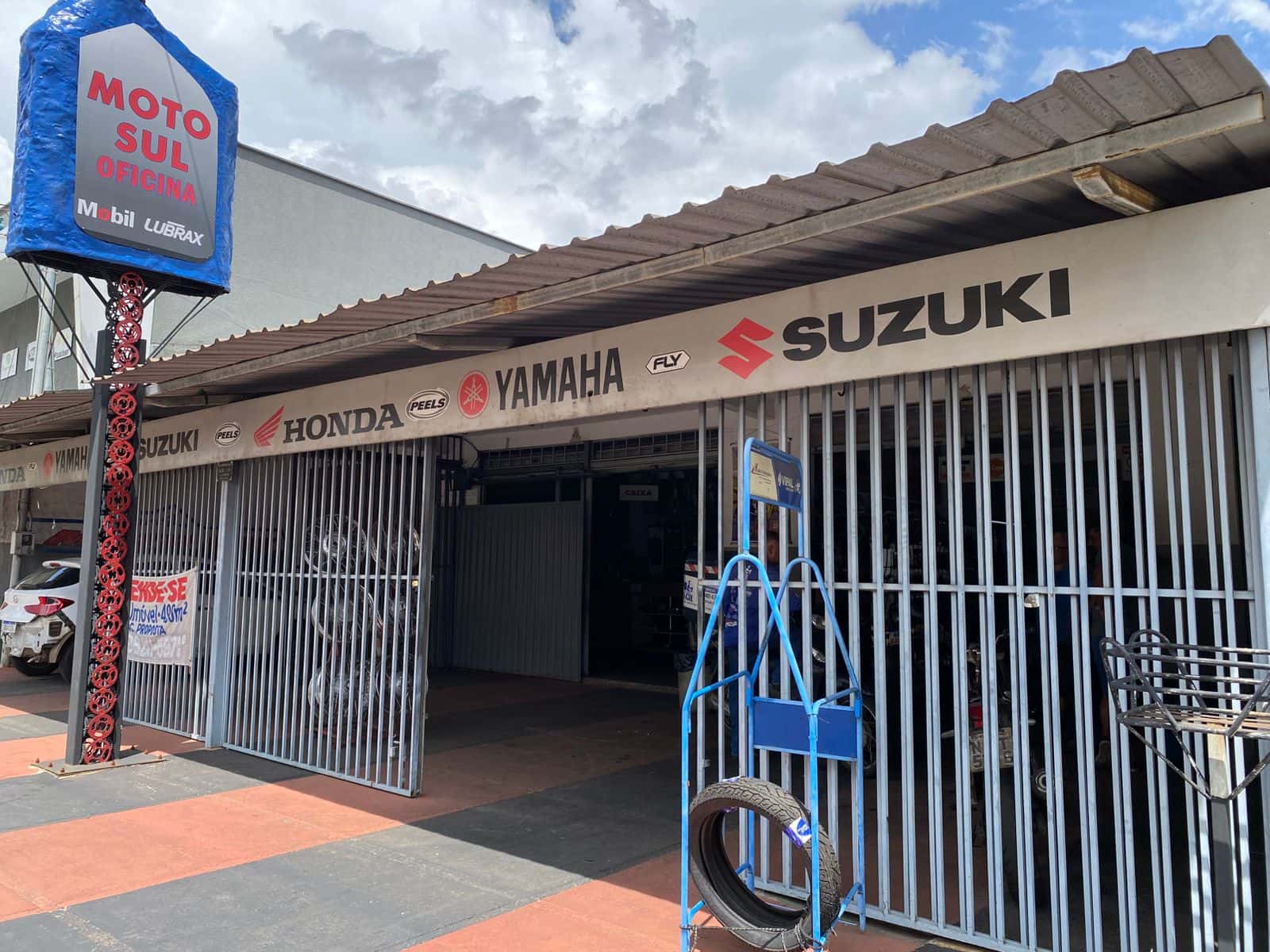 Salas comerciais com casa ao fundo