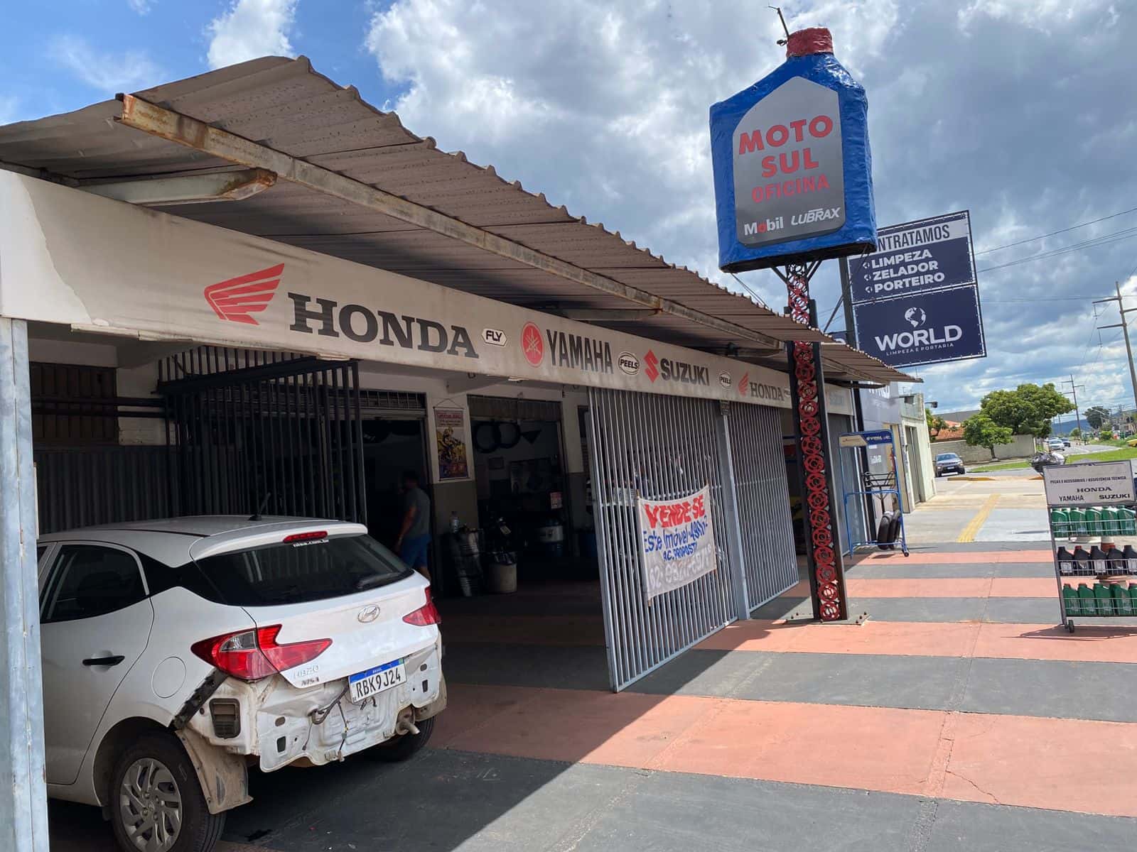 Salas comerciais com casa ao fundo