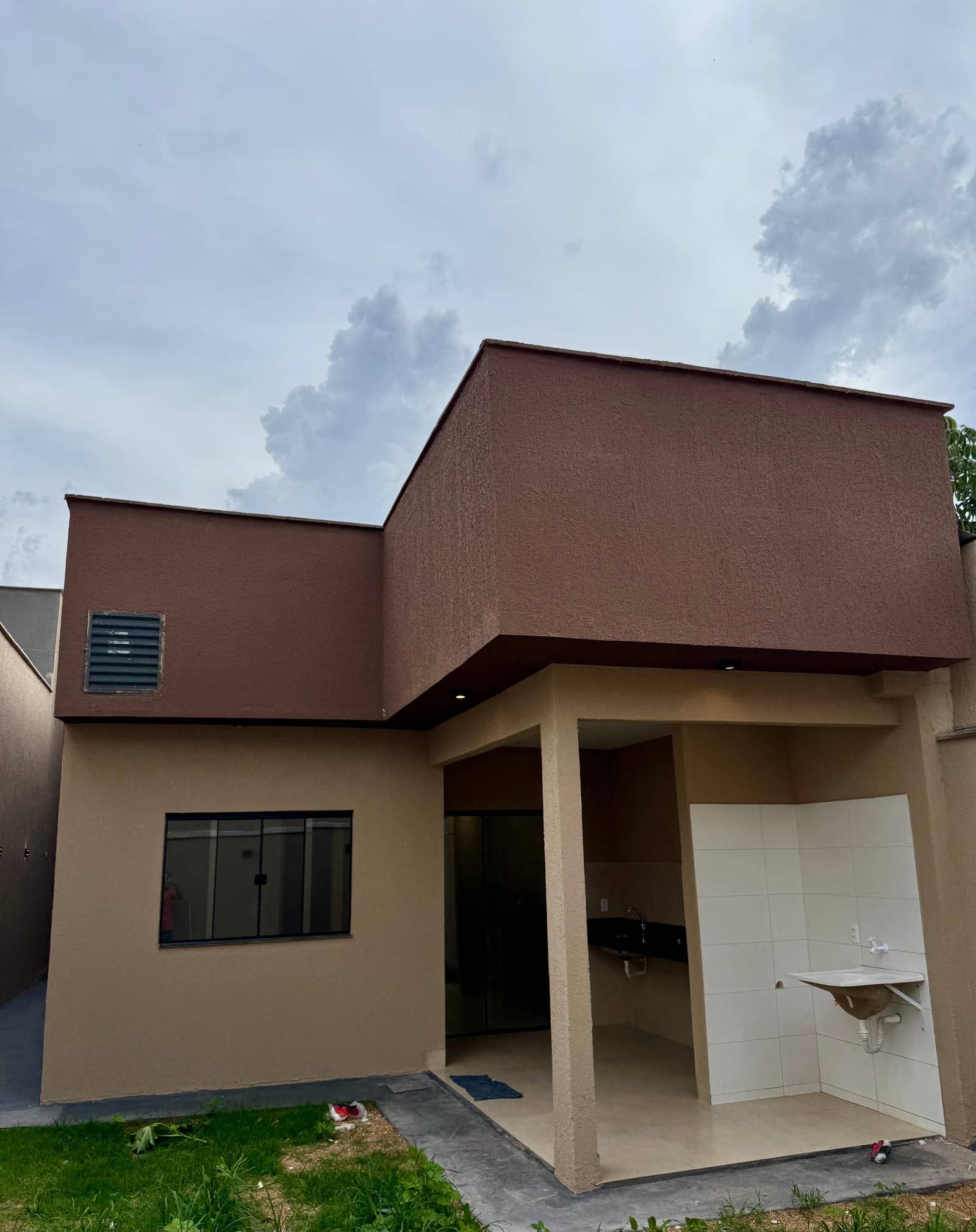 Casa nova à venda com excelente acabamento e projeto moderno.