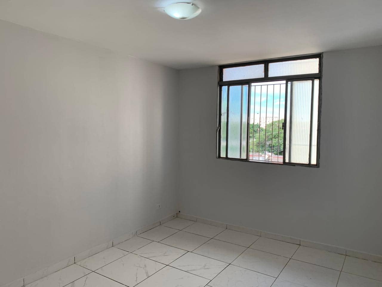 Apartamento no Ed. Castro Alves para alugar com 65 m² - Leste Universitário
