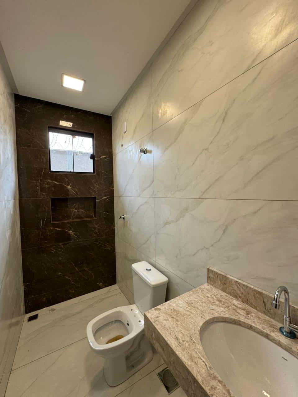 Belíssima casa com ótimo acabamento, projeto moderno e excelente avaliação