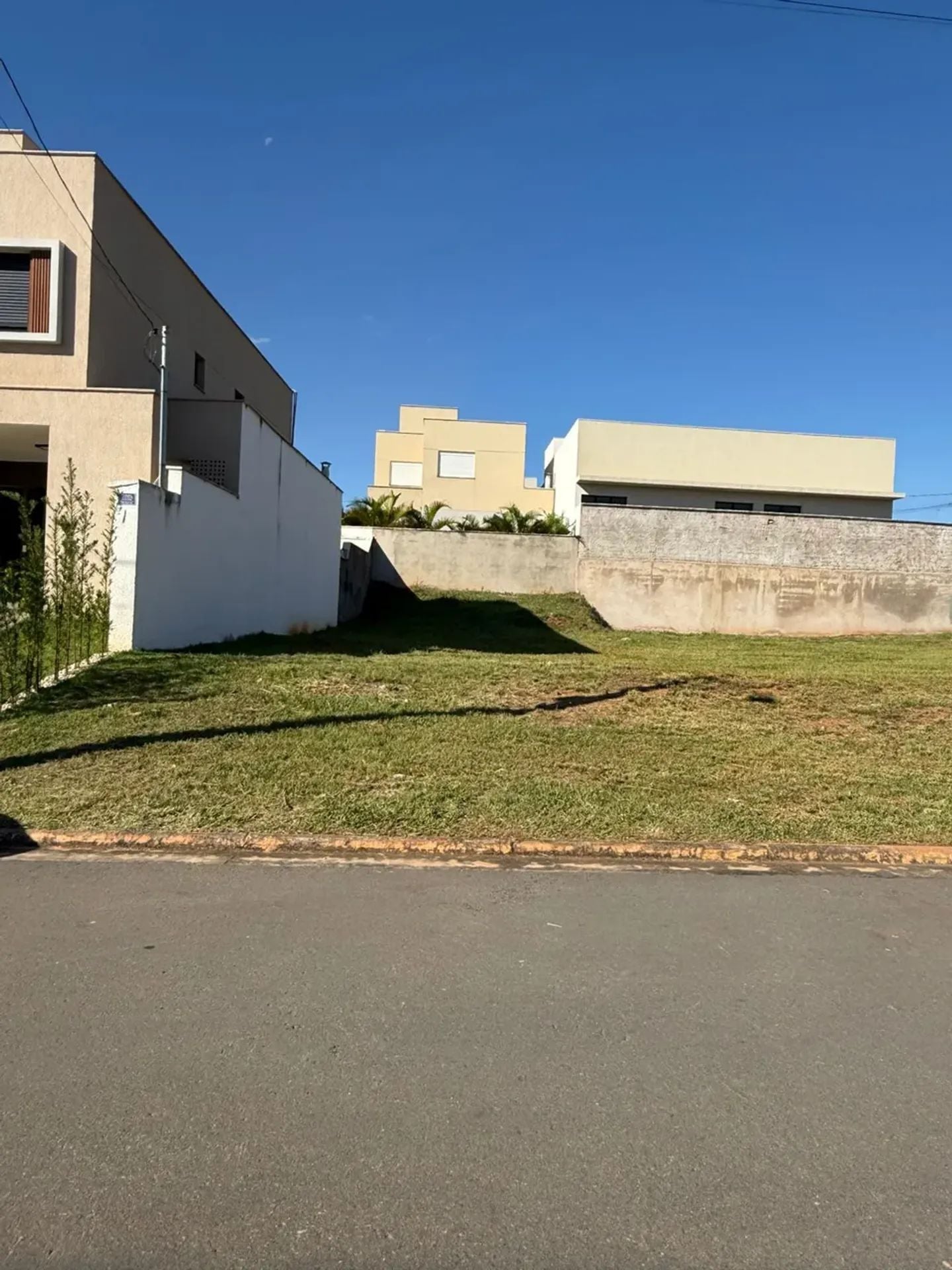 Casa de condomínio para venda tem 273 metros quadrados em Jardins Capri - Senador Canedo - GO